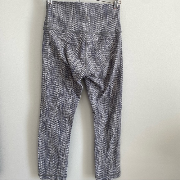 LULULEMON wunder under crop 21” high rise size 4 - Picture 5 of 9